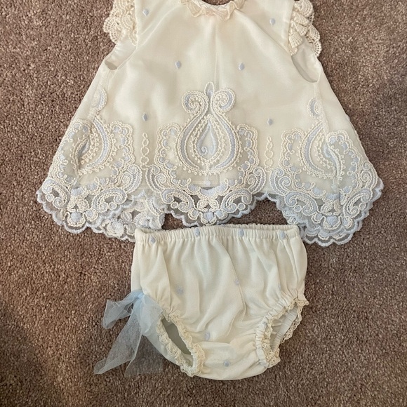 Elegant Cream Lace Baby Dress Set - Picture 2 of 4
